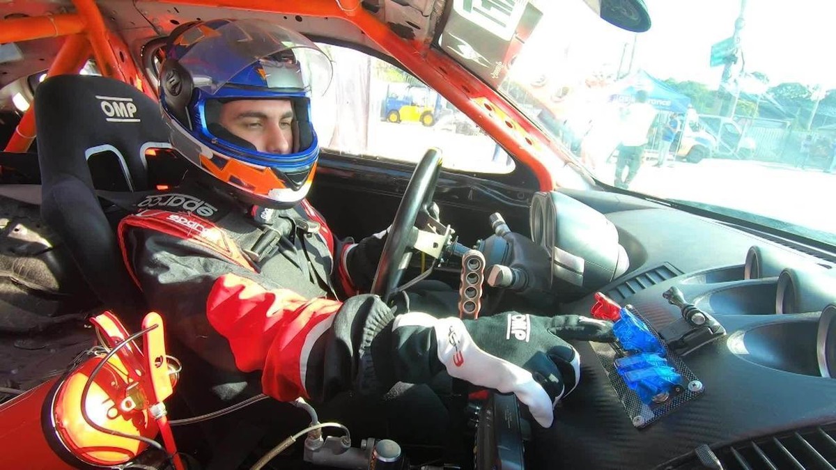 Piloto de drift por um dia: jogadores de videogame encaram a pista na vida  real