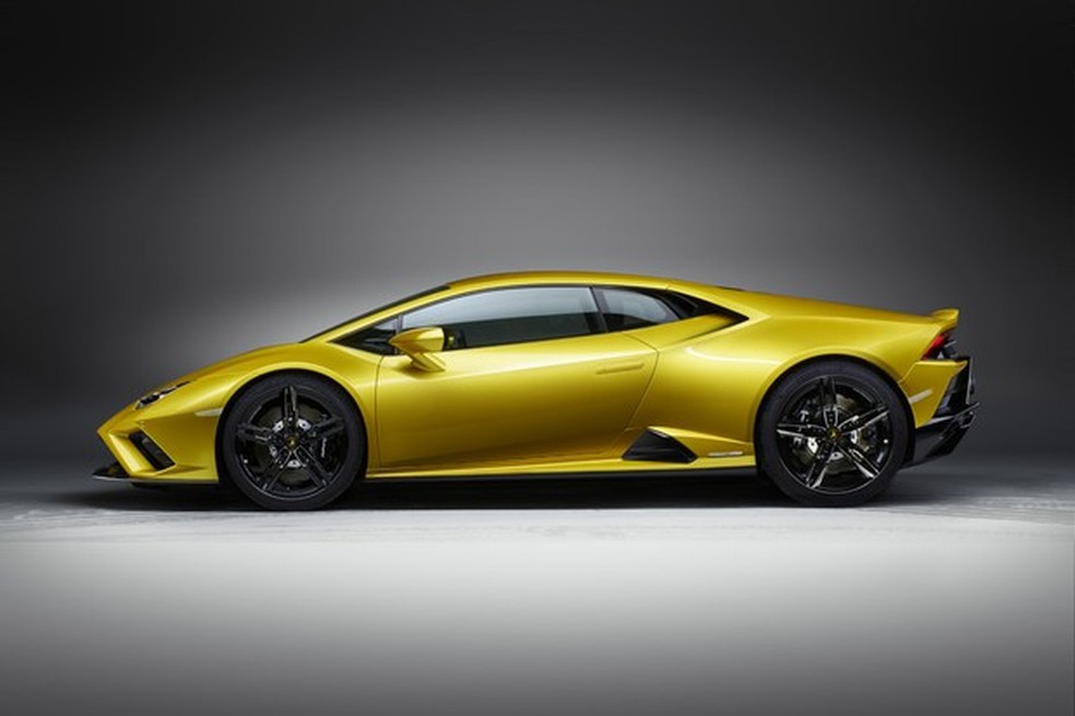 As rodas de 19 polegadas recebem pneus Pirelli P Zero (Foto: Divulgação) — Foto: Auto Esporte