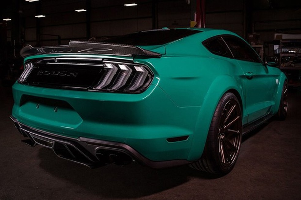 Peças em fibra de carbono compõem o kit aerodinâmico da Roush (Foto: Divulgação) — Foto: Auto Esporte