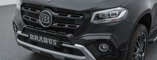 A dianteira da Mercedes Classe X ganhou logo da Brabus, detalhe metalizado e faróis de LED no para-choque