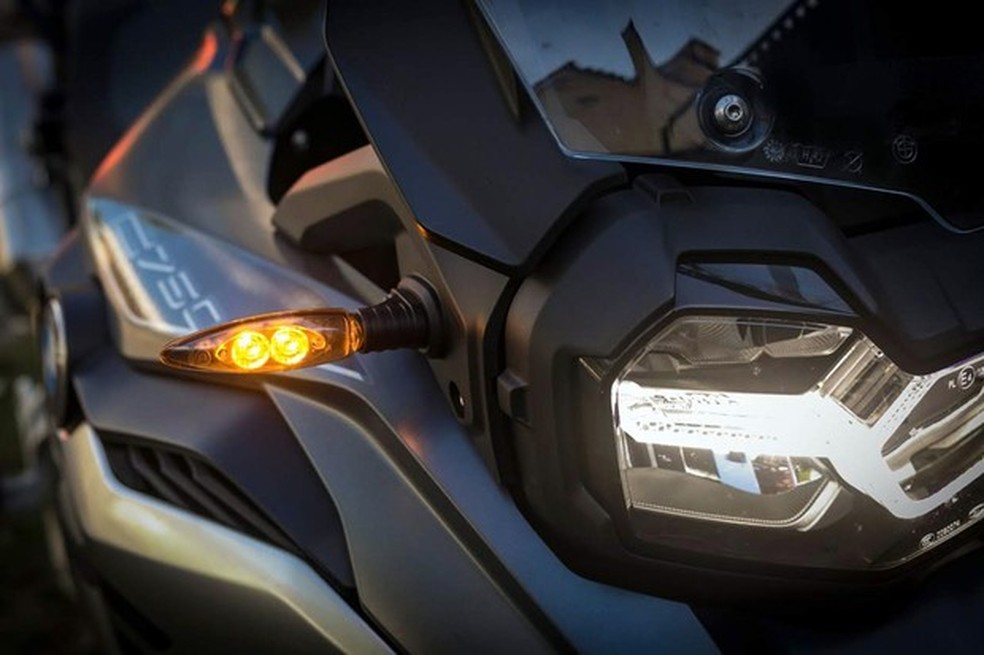 Farol e luz de direção da BMW F 750 GS Premium (Foto: Daniel das Neves/Auto News Brasil) — Foto: Auto Esporte