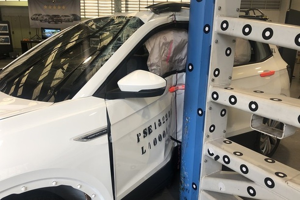Impacto lateral contra poste é um dos teste exigidos pelo Latin NCAP (Foto: Thais Villaça/Auto News Brasil) — Foto: Auto Esporte