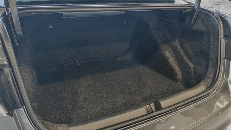Volkswagen Virtus tem 521 litros de capacidade no porta-malas — Foto: Auto News Brasil/Vitória Drehmer