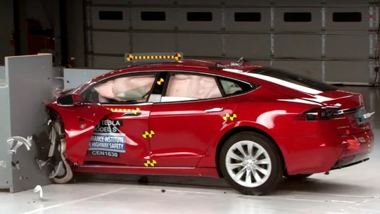 Tesla Model S e BMW i3 decepcionam em testes de colisão nos EUA