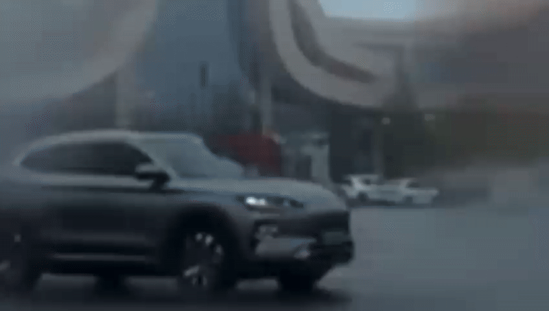 Vídeo: BYD Song Plus é atingido por sequência de raios e sai intacto