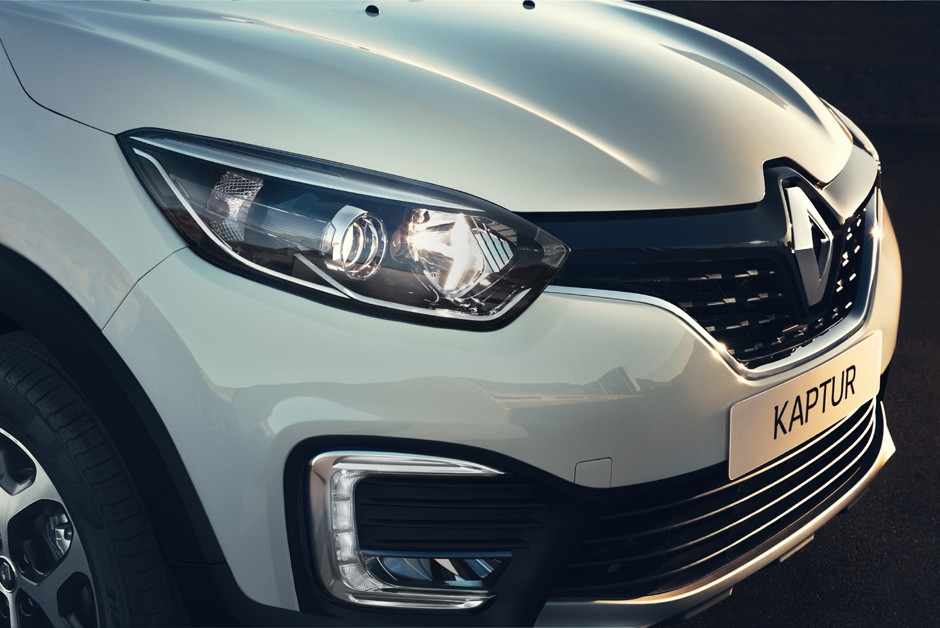 Detalhe do farol e grade dianteira do Renault Kaptur