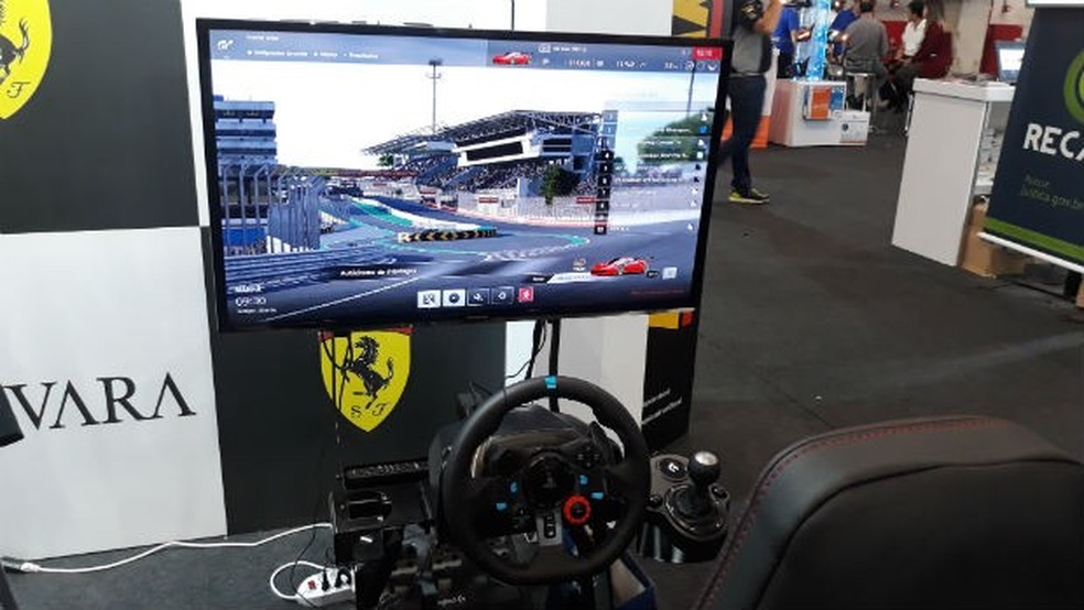 O videogame da Ferrari dá a oportunidade de acelerar uma 458 Italia (Foto: Maria Clara Dias/ Auto News Brasil) — Foto: Auto Esporte
