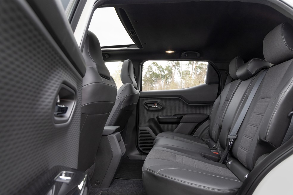 Suzuki e Vitara leva até cinco passageiros — Foto: Divulgação