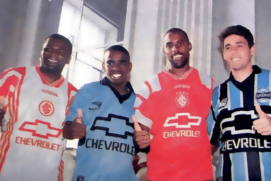 Apresentação dos uniformes principais e reservas dos dois clubes, vestidos pelos  jogadores Fernando e Christian, do Inter, e Tinga e Danrlei, do Grêmio, intercalados