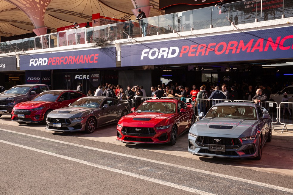 Mustangs esperando pelo test-drive dos visitantes no estande da Ford — Foto: Alexandre di Paula