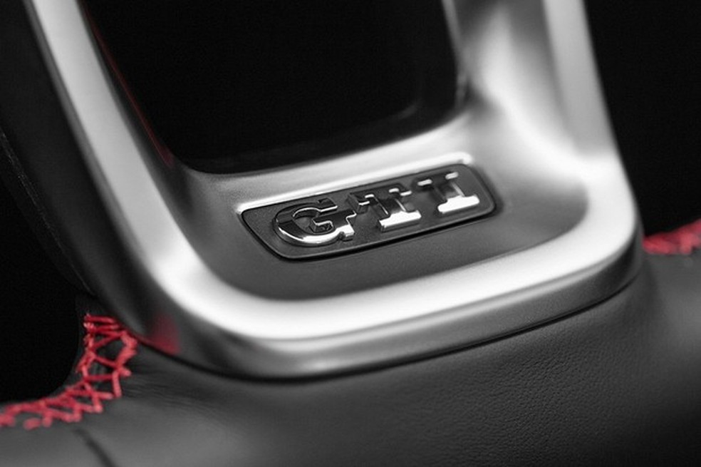 Sigla GTI também enfeita a base reta do volante (Foto: Divulgação) — Foto: Auto Esporte