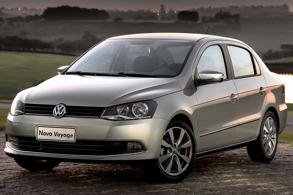 Volkswagen Voyage Comfortline 2012 inaugurou a reestilização que aproximou o sedã dos VW mais caros e tinha bancos com tecido feito de garrafas PET — Foto: Volkswagen/Divulgação