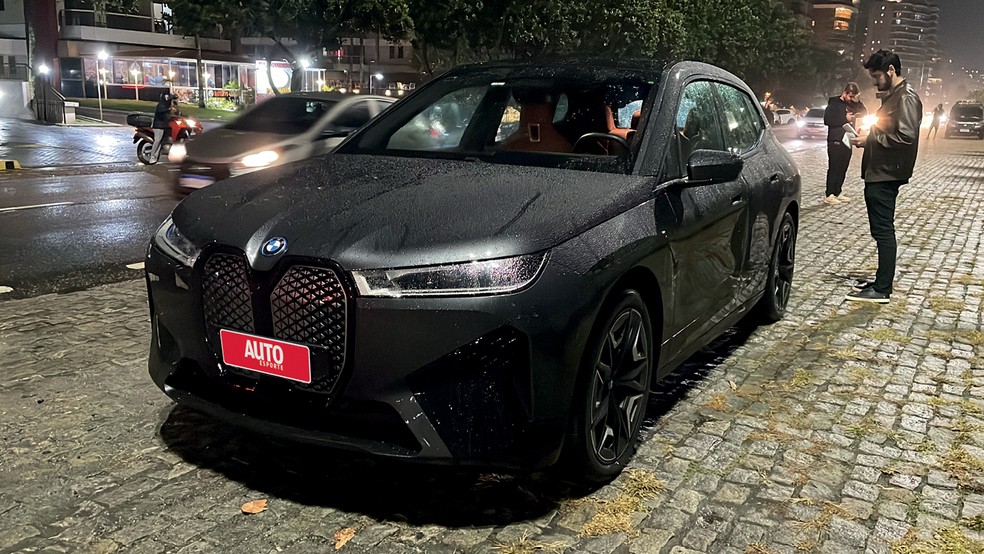 O BMW terminou a jornada (sem gastar um real nem uma gota de combustível) ainda com 15% de bateria e 110 km no "tanque" — Foto: Demetrios Cardozo
