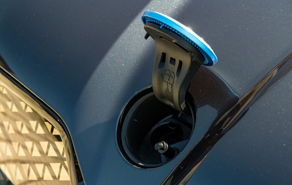Reservatório de água dos limpadores do BMW iX pode ser acessado por meio do logotipo da BMW — Foto: Divulgação