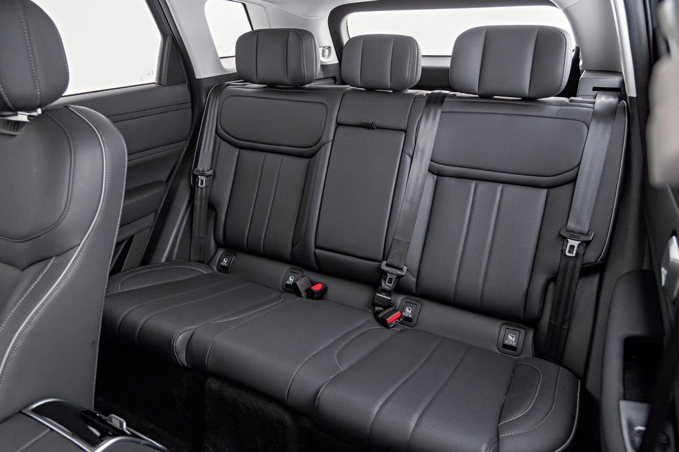 Espaço traseiro do Jaecoo 7 Prestige  é semelhante ao do rival — Foto: Renato Durães/Auto News Brasil