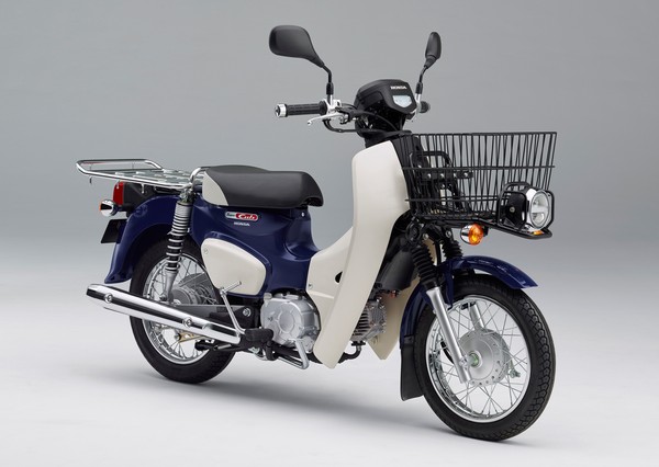 Honda renova a Super Cub, mas mantém tradicional cestinha na frente