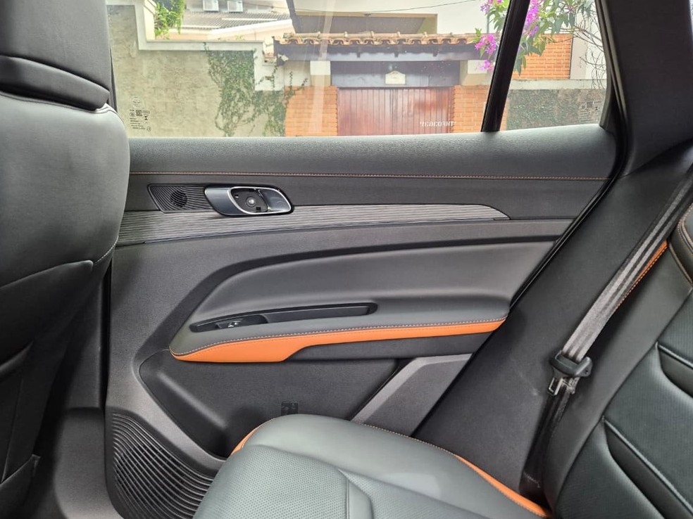 Ford Territory também tem bom acabamento na forração das portas traseiras — Foto: Caio Bednarski/Auto News Brasil
