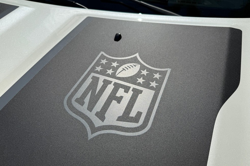 Ram Rampage R/T NFL Edition traz emblema da NFL no exterior, como no capô, e no interior — Foto: André Paixão/Auto News Brasil