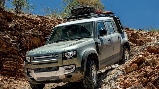 Nova geração do Land Rover Defender é lançada no Brasil por R$ 400 mil