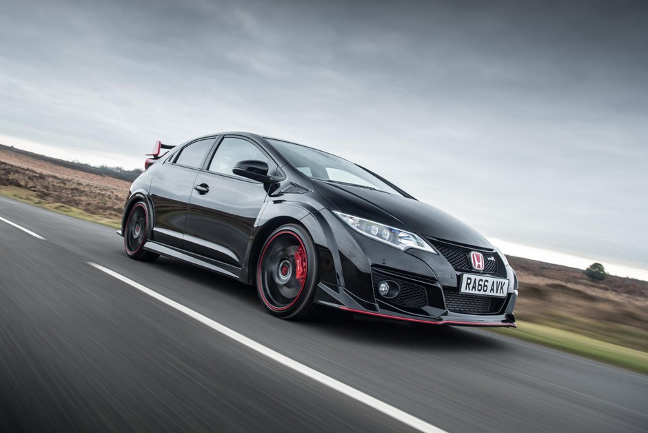 Apenas detalhes vermelhos contrastam com o preto do Civic Type-R Black Edition