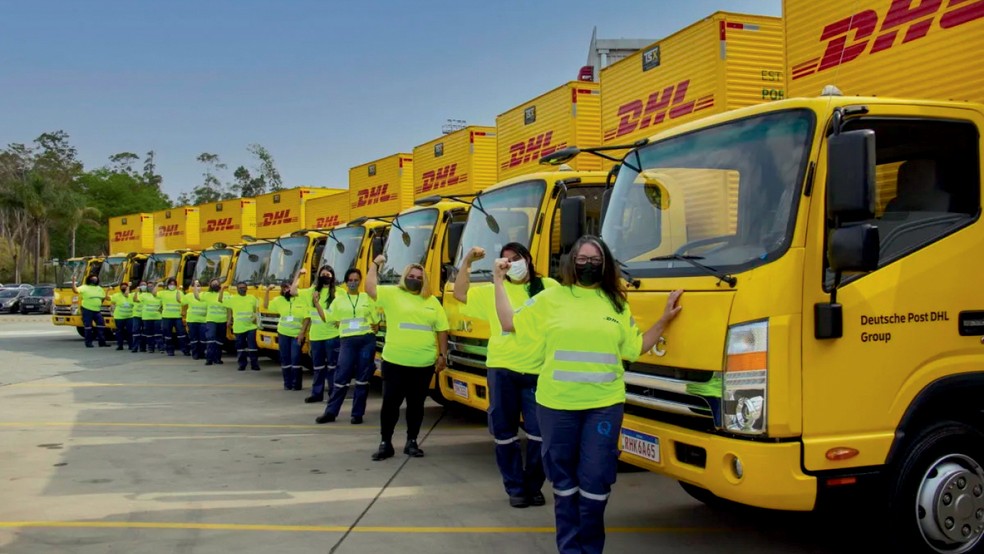 A DHL, empresa de logística e entregas,  já tem mais de 80  veículos elétricos em sua frota — Foto: Auto News Brasil