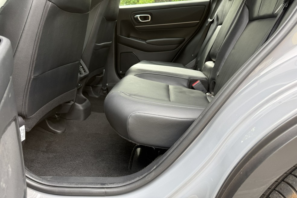 Honda HR-V EXL 2026 tem o banco traseiro apertado — Foto: André Schaun/Auto News Brasil