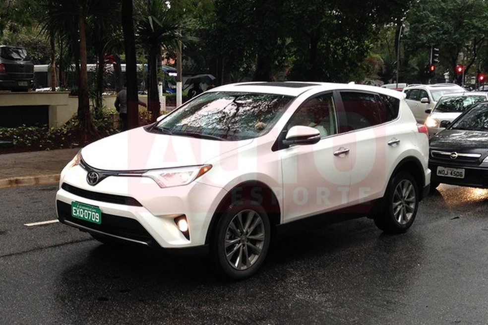 RAV4 Limited foi flagrado rodando pela cidade de São Paulo (Foto: Julio Cabral/Auto News Brasil) — Foto: Auto Esporte