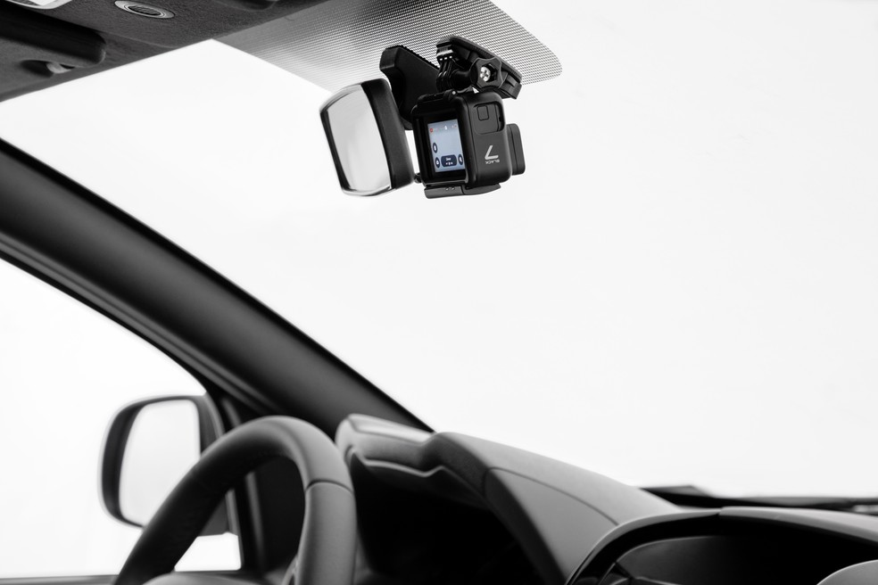 Câmera vem com suporte para ser fixada no vidro — Foto: Divulgação/Renault
