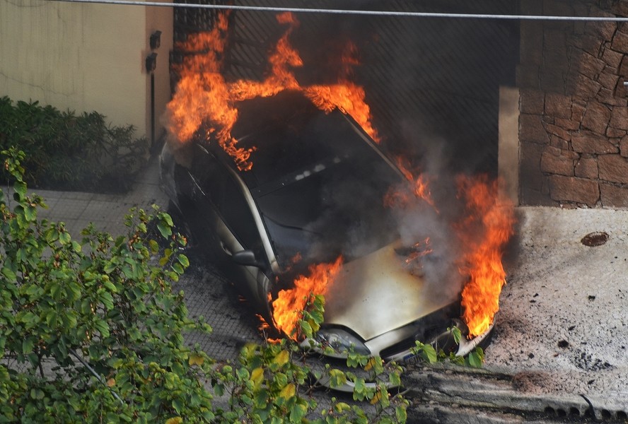 Carro pegando fogo