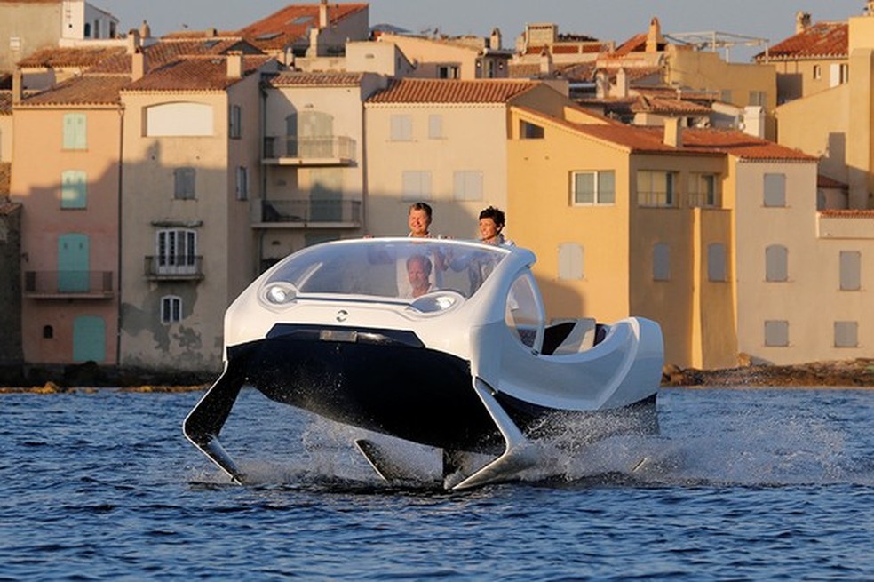Protótipo de táxi fluvial da SeaBubbles durante apresentação em Saint-Tropez, França (Foto: Philippe Laurenson /Reuters) — Foto: Auto Esporte