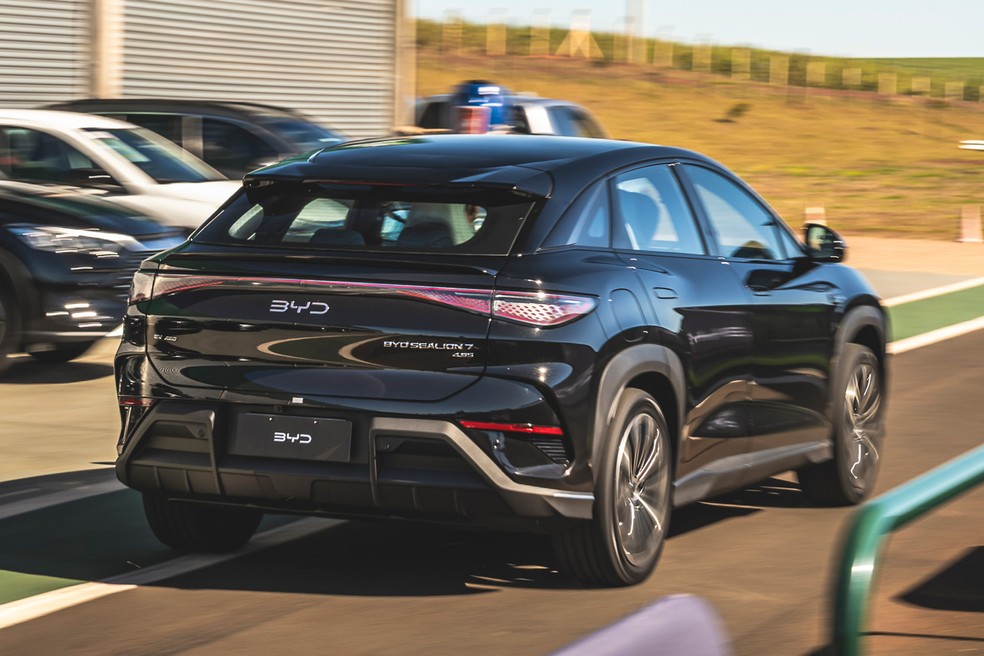 BYD Sealion 7 tem dois motores elétricos e potência total de 531 cv — Foto: Divulgação/BYD