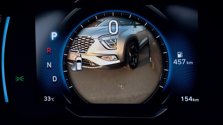 Hyundai Creta 2022 - O painel de instrumentos digital exibe as imagens das câmeras dos retrovisores para detectar carros no ponto cego