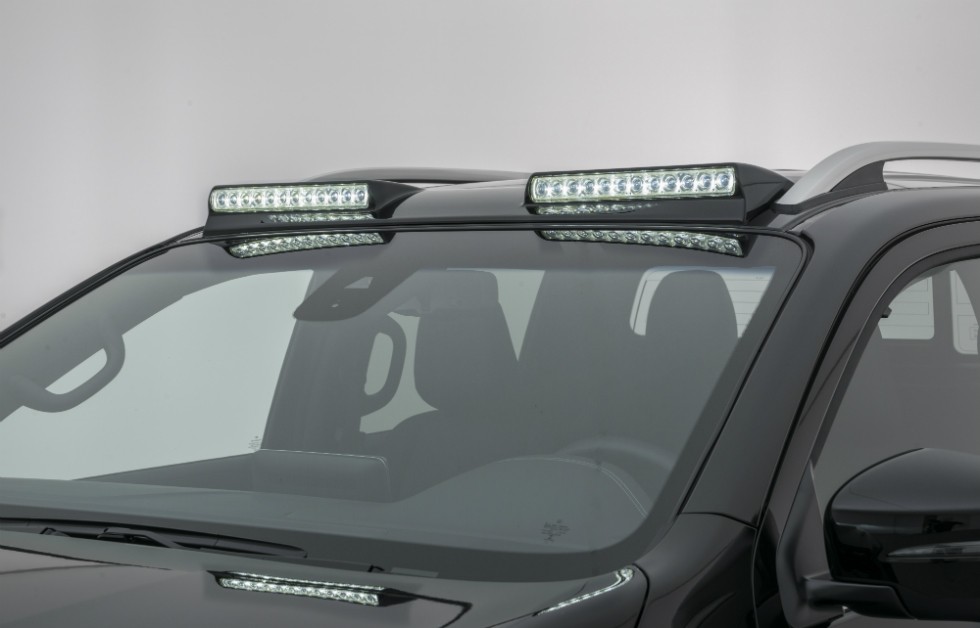O teto da picape também ganhou faróis de LED