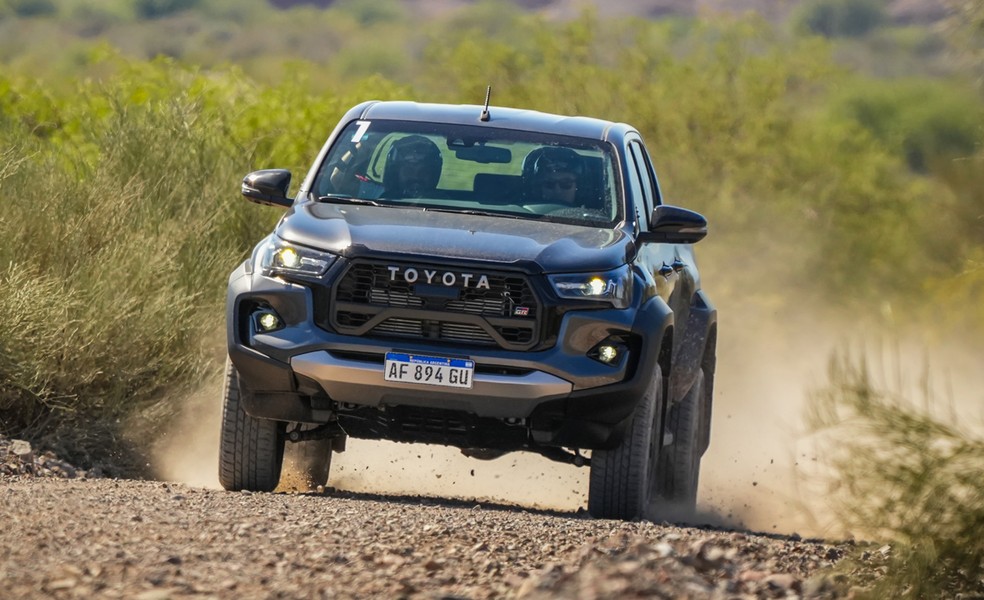 Toyota Hilux - proprietários da picape relatam empenamento dos discos de freio dianteiros mesmo em unidades com baixa quilometragem  — Foto: Divulgação
