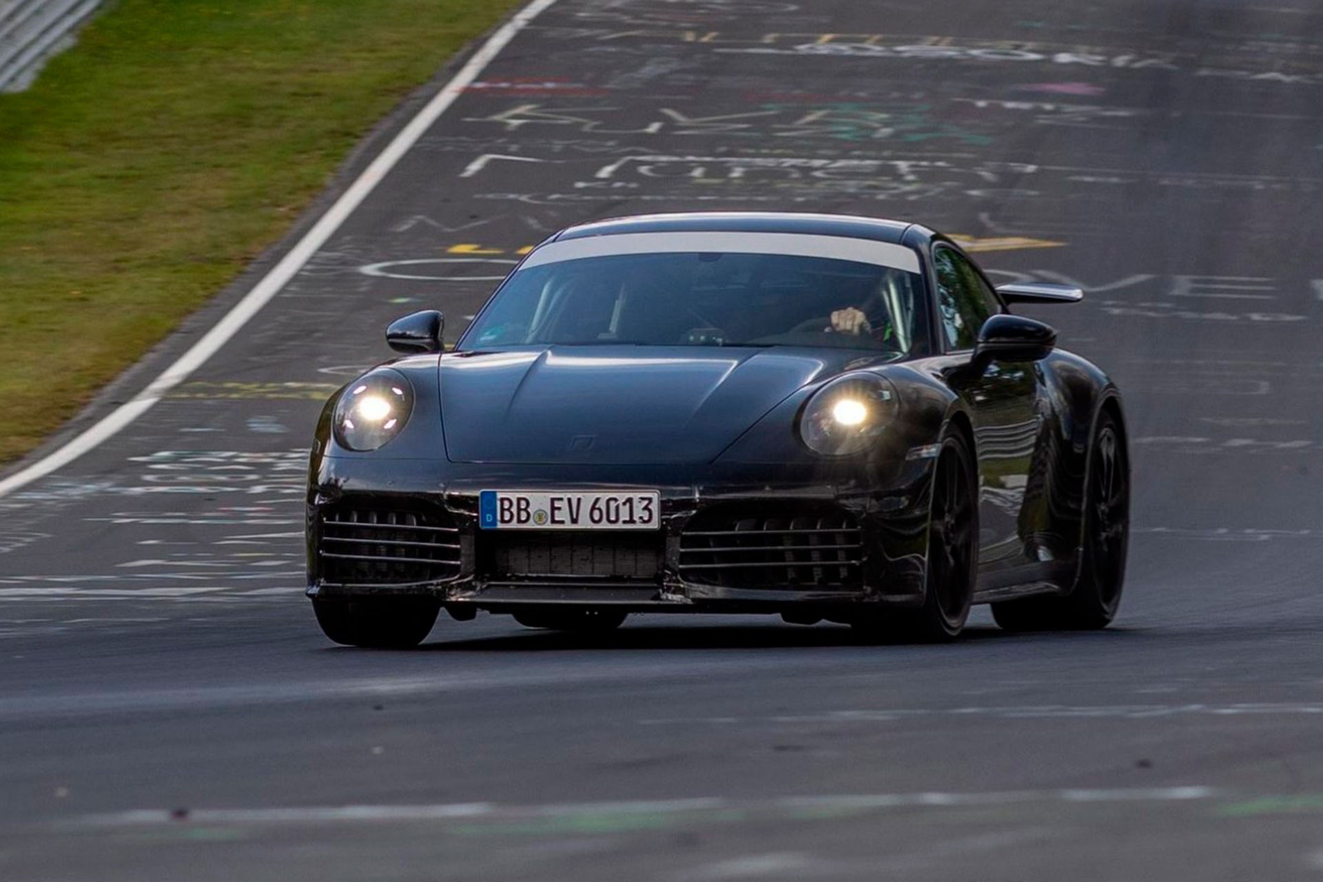 Primeiro Porsche 911 híbrido anda mais que similar a gasolina e está pronto