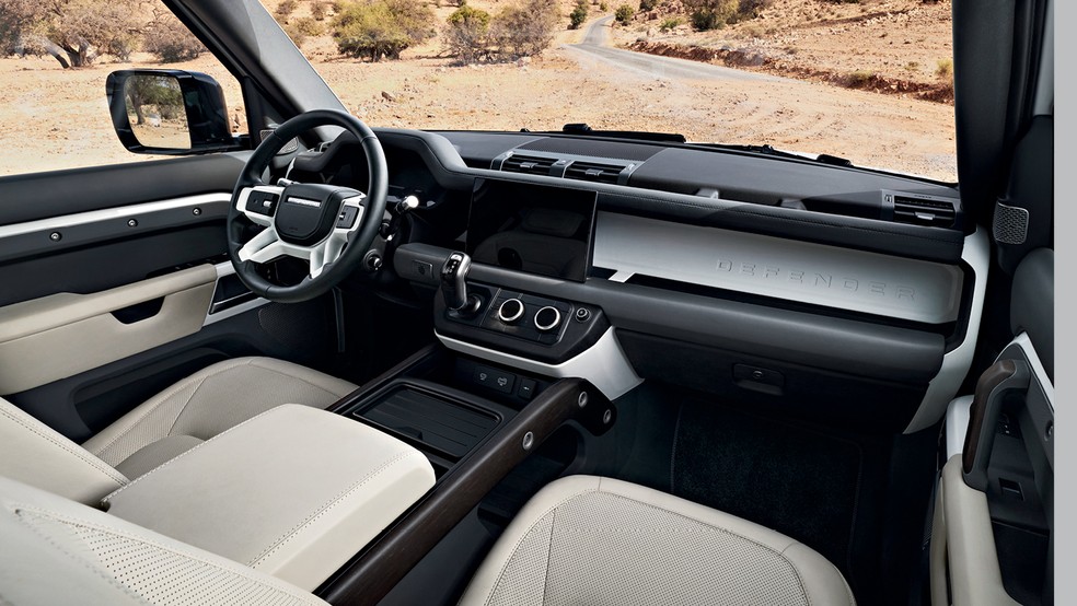Land Rover Defender 130 tem central multimídia de 11,4 polegadas com sistema Pivi Pro — Foto: Divulgação
