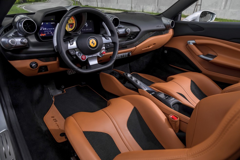 Ferrari F8 Spider tem interior minimalista e uma tela de 7 polegadas, mas no lado do passageiro. — Foto: Divulgação