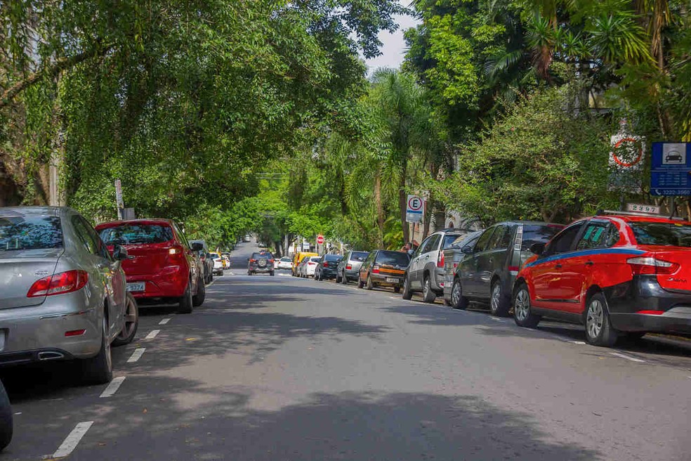 Ao estacionar na rua, melhor redobrar o cuidado ao entrar e sair do carro — Foto: Reprodução/ZulDigital