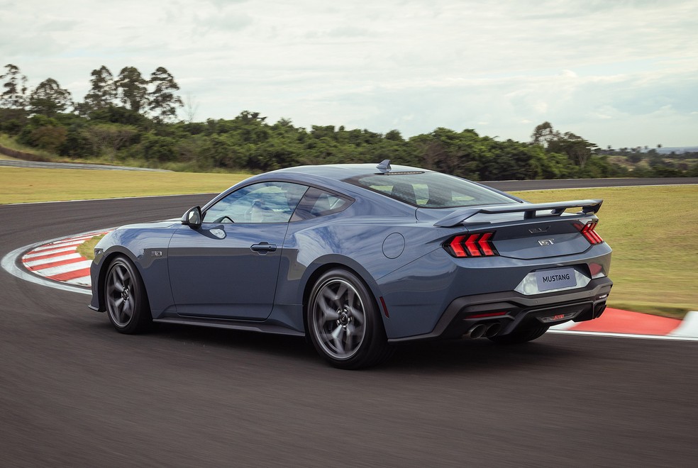 Ford Mustang 2024 segue com visual retrô, mas tem suspensão melhorada — Foto: Divulgação