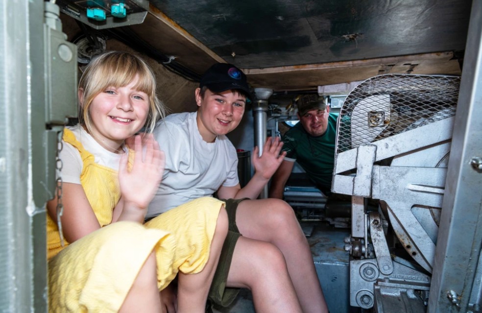 Os filhos de Gary Freeman curtem passeio de FV106 Samson  — Foto: Reprodução/The Sun