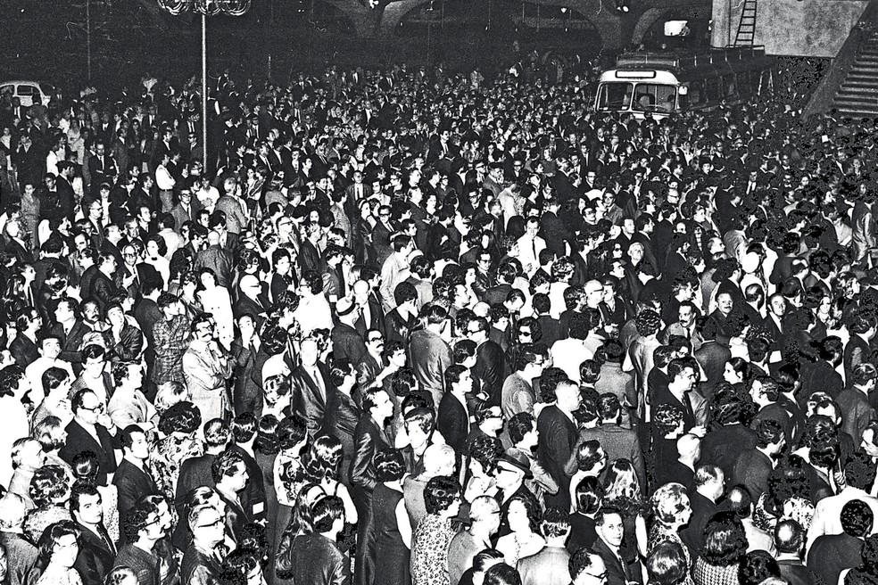 Em 1970, “multidão VIP” aguarda a entrada para a noite de estreia — Foto: Acervo MIAU