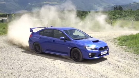 Subaru mostra WRX STI fazendo drift em pista de terra