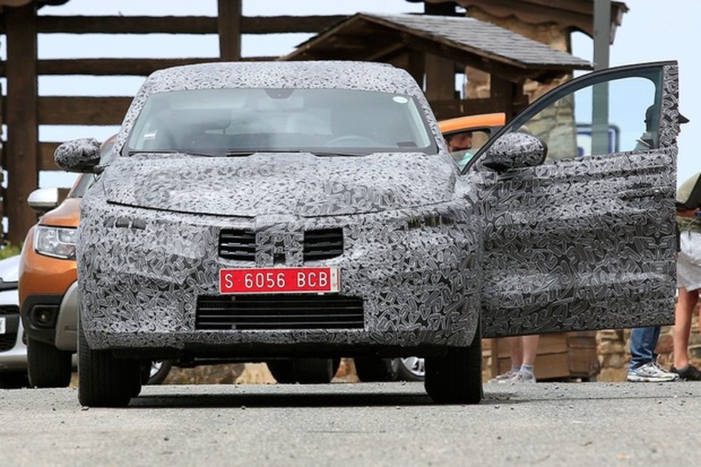 Captur cupê está em testes na Europa (Foto: AutoMedia/Auto News Brasil) — Foto: Auto Esporte