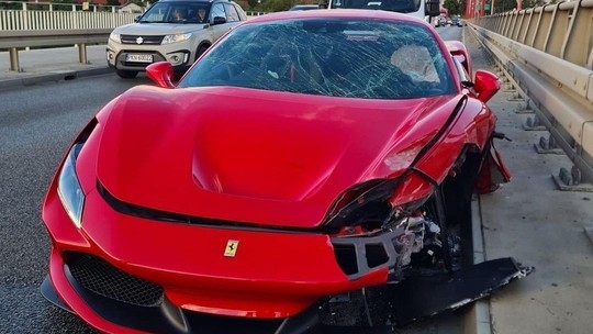 Motorista atinge guardrail e bate Ferrari F8 Tributo de R$ 4,4 milhões na Polônia