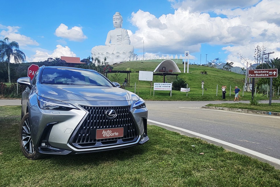 Passando por Ibiraçu (ES), Lexus NX 450h+ "conheceu" a maior estátua de Buda da América Latina — Foto: Leonardo Felix/Auto News Brasil