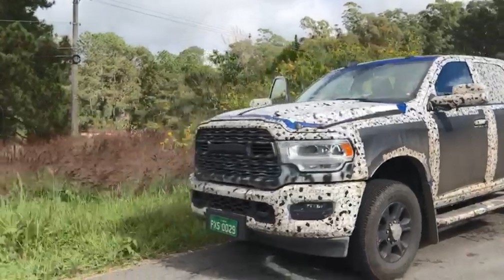RAM 2500 flagrada em Cunha, SP. — Foto: Rogério Corrêa/G1 Vale do Paraíba