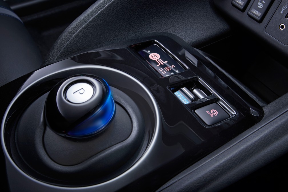 Alavanca de câmbio e do sistema que desativa o pedal de freio do Nissan Leaf — Foto: Divulgação