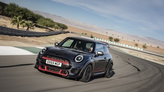 Mini John Cooper Works GP surge com 306 cv e um aerofólio nem tão mini assim