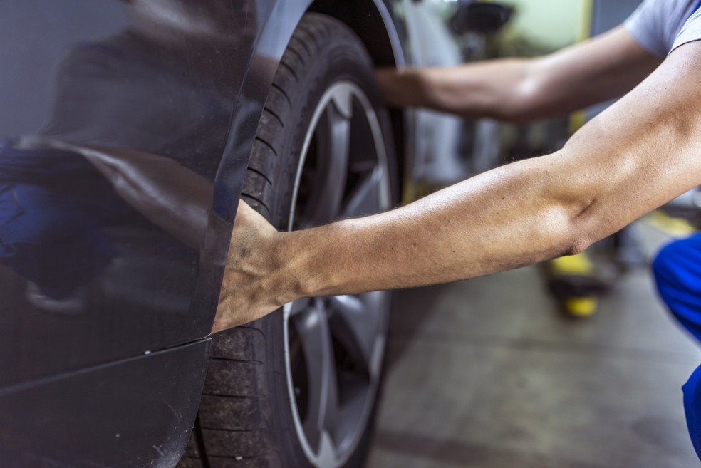 Trocar a posição dos pneus periodicamente diminui o desgaste — Foto: Banco de imagens