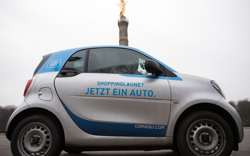 Carro da Car 2 Go, empresa de compartilhamento que pertence à Daimler, dona da Mercedes — Foto: Bernd von Jutrczenka/AP